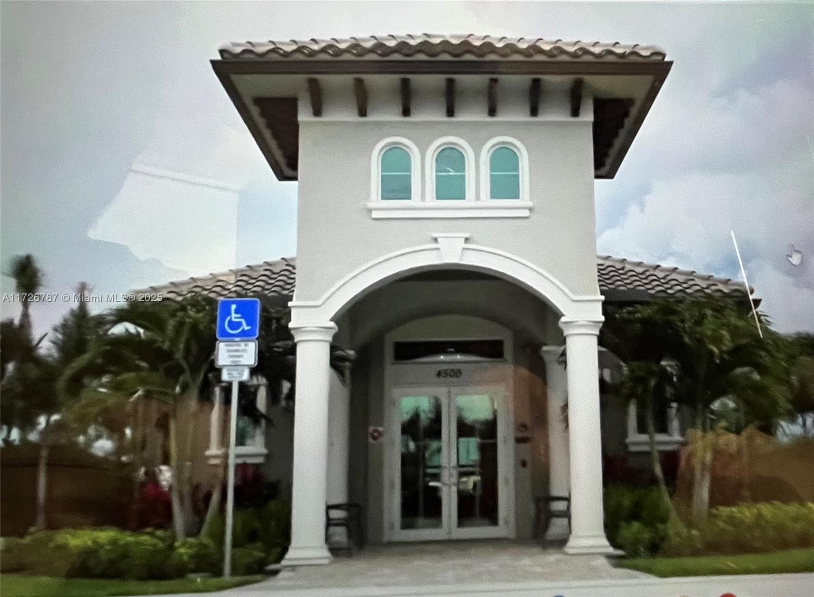 HILLCREST COUNTRY CLUB AP - Residential