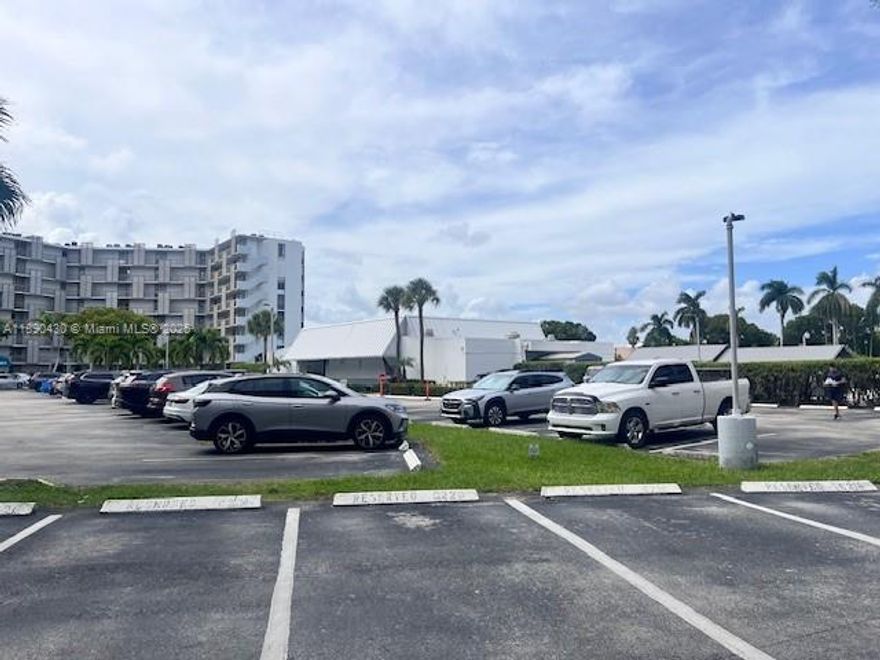 NICE unit, located in the vibrant core of Aventura. close to Aventura Mall, top-rated A+ schools, supermarkets, from to Aventura Circle and Golf Course, this home offers unmatched convenience and lifestyle.
Enjoy walking-distance access to restaurants, shops, and multiple synagogues, all nestled within a thriving community that is currently undergoing exciting renovations—including a refreshed pool, an upgraded gym, an enhanced BBQ area, and more.
Whether you're seeking proximity to commercial hubs or a peaceful retreat near green spaces, this location delivers it all. you must see it!
