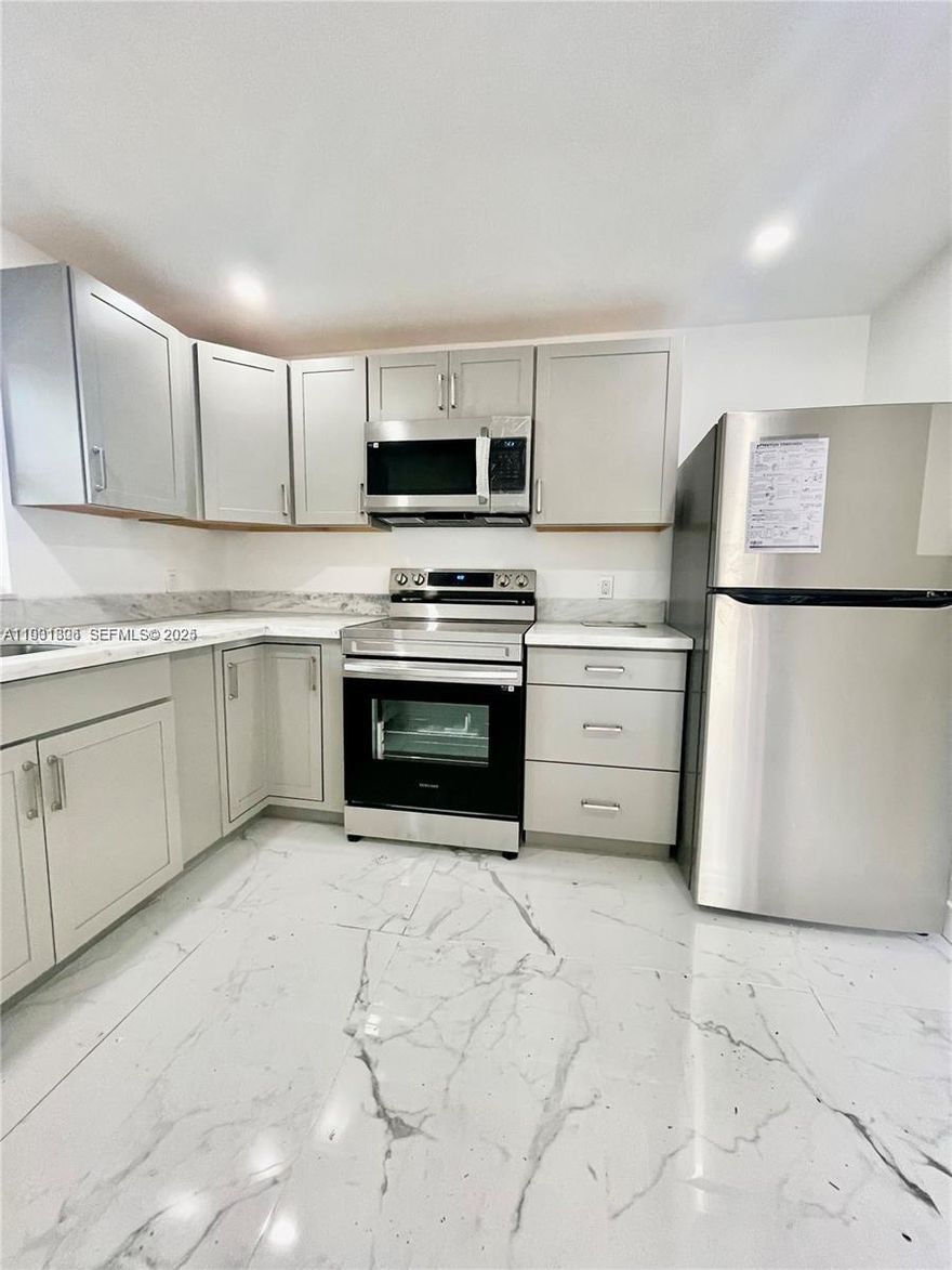 Beautiful small 1 bedroom / 1 bathroom unit. Nicely renovated with a luxury touch. Enjoy new kitchen, bathroom and floor throughout. Located in a quiet street, very close to I95, shops and restaurants. A must see!