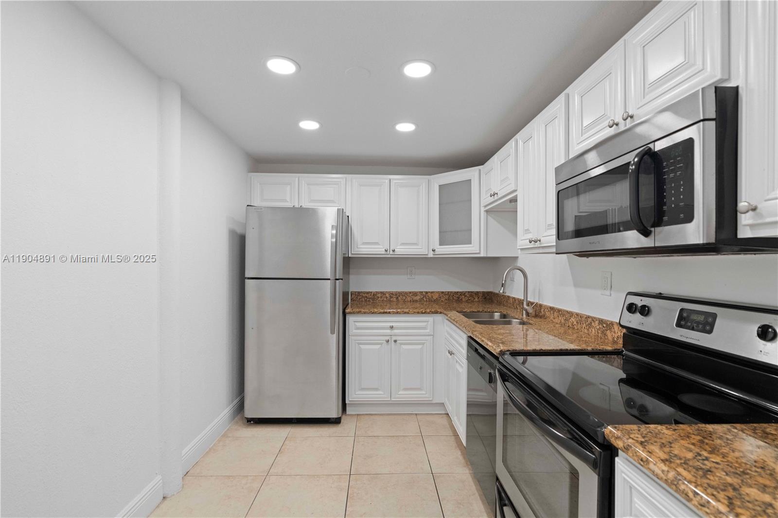 BAYVIEW PALMS CONDO - Residential Lease