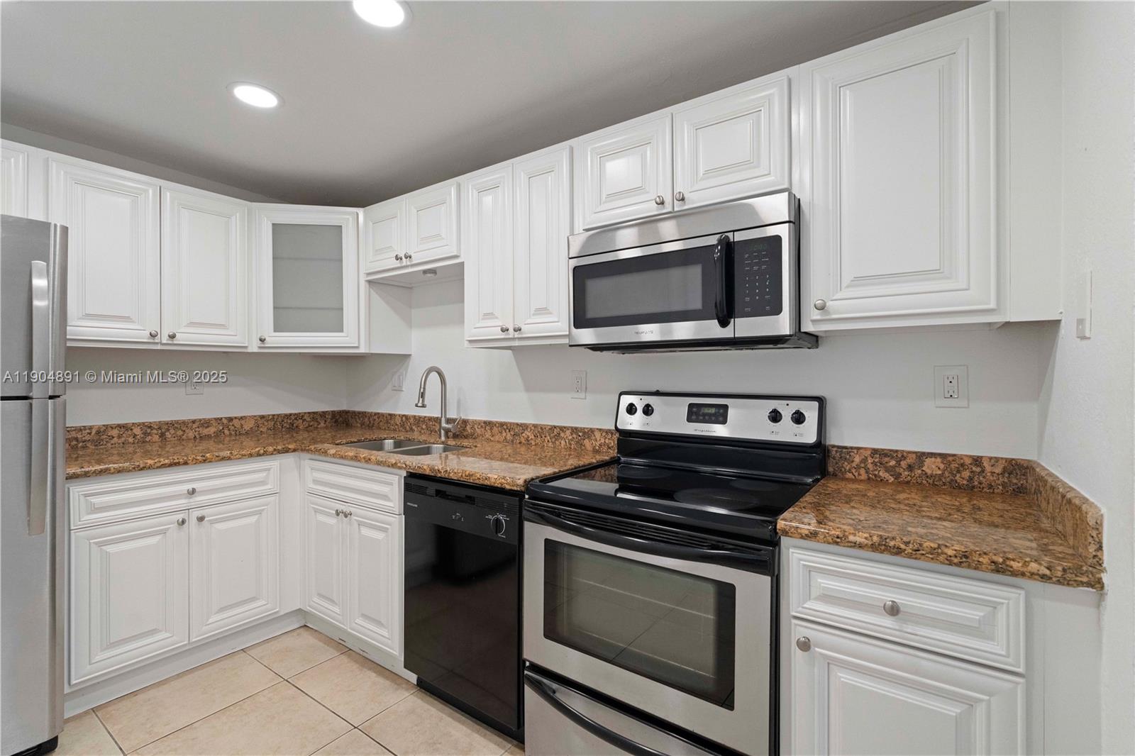 BAYVIEW PALMS CONDO - Residential Lease