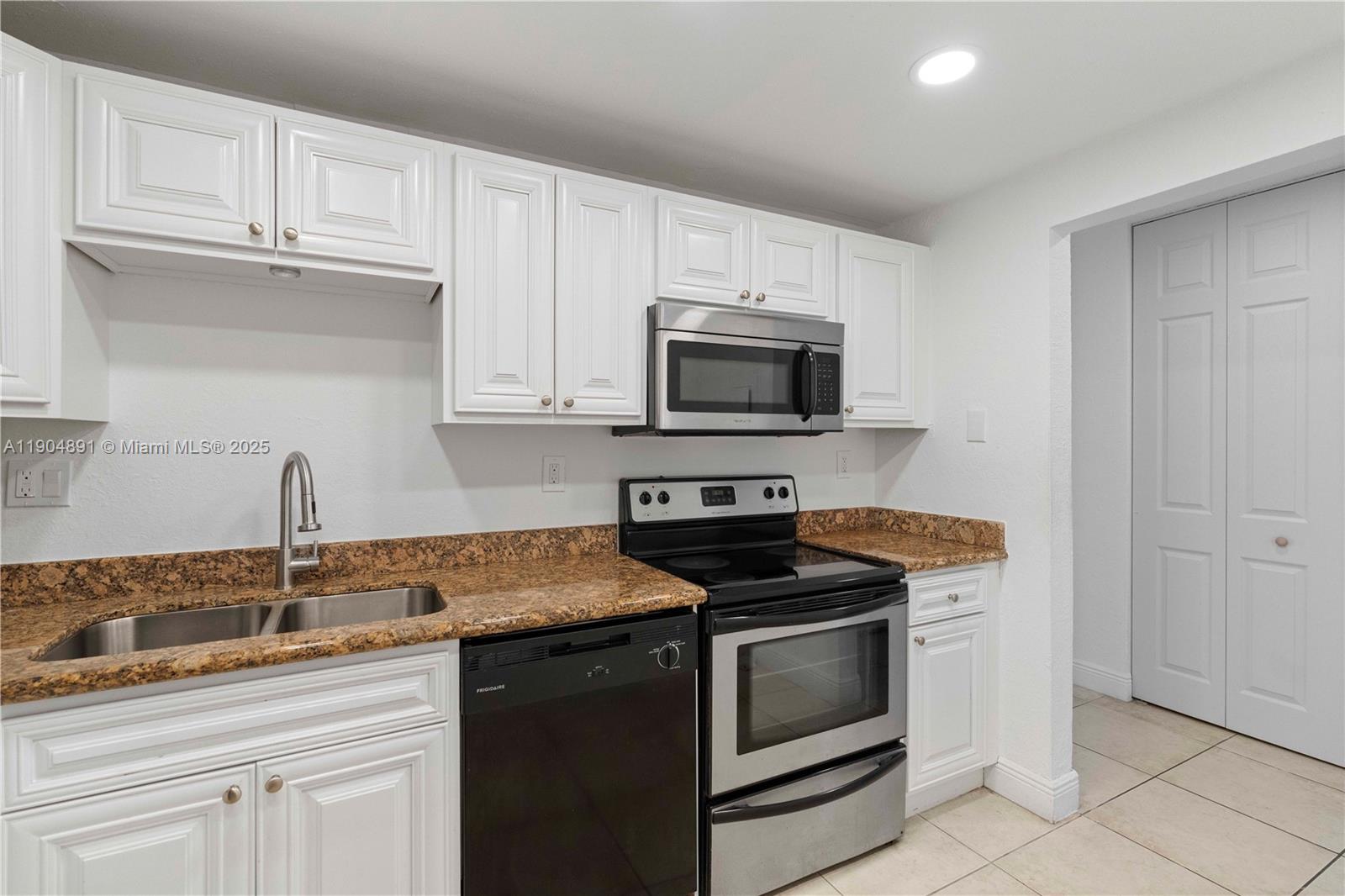 BAYVIEW PALMS CONDO - Residential Lease