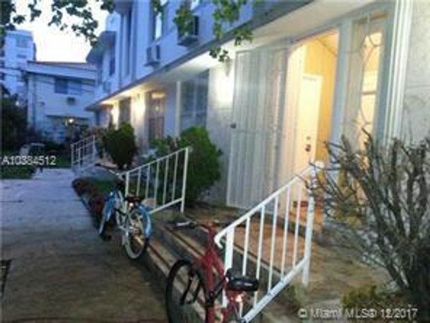 nice Studio , big kitchen , dining and living room , 3 big walking closet , one block to the beach and 1 assigned parking easy to show it