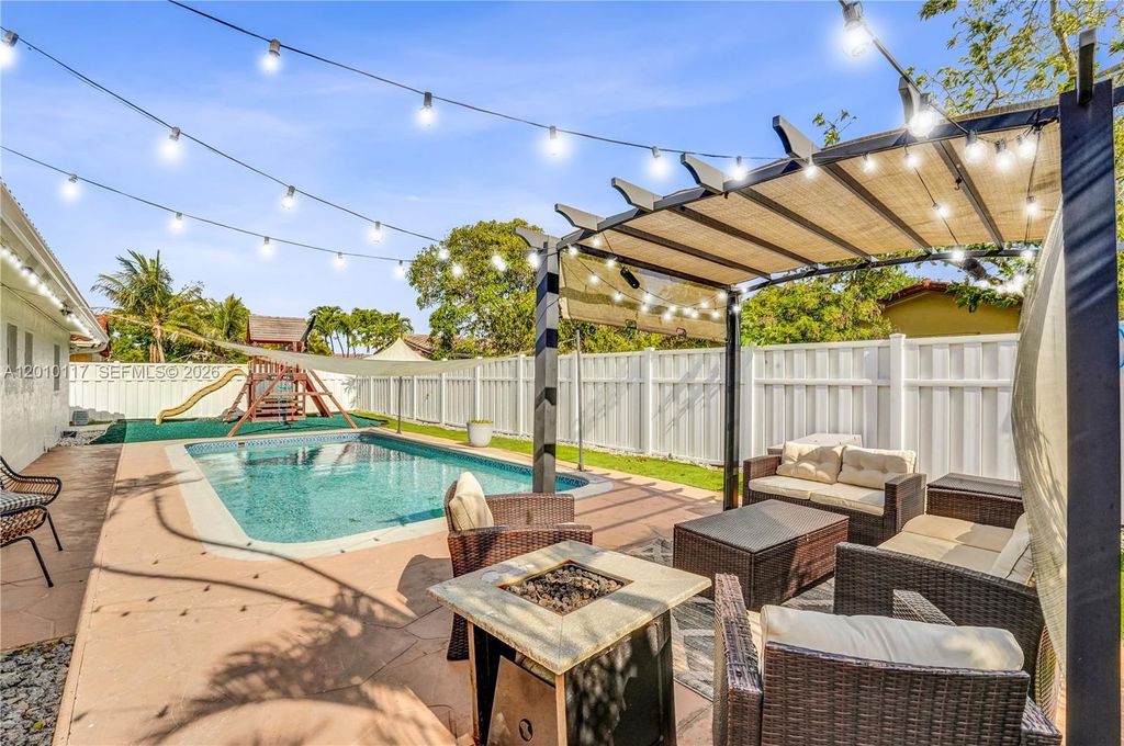 Photo of 7511 NW 41st St, Coral Springs, FL 33065 (MLS # A12010117)