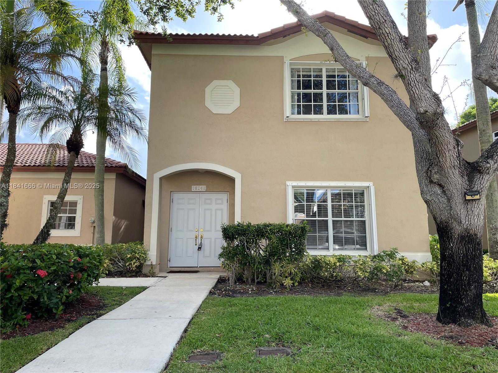 Newly Renovate and spacious Lakefront 3 Bedroom 2.5 Bathroom home.