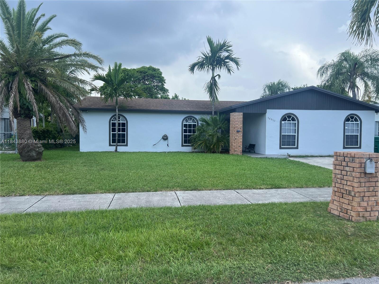 Discover comfort and convenience in this well-kept 3-bedroom, 2-bathroom home located in the sought-after Southland Pines community. Enjoy a spacious living/family room and a large eat-in kitchen—ideal for everyday living and entertaining.
This home offers generously sized bedrooms with walk-in closets, a long driveway with parking for 3+ vehicles