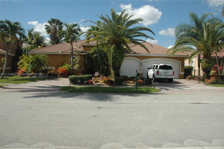 THIS HOME IS A SEMI-CUSTOM DESIGN BY LANDMARK HOMES AND WAS THE FIRST HOME IN THE ISLES BUILT WITH SPECIAL FEATURES TO SHOW OFF THE BUILDERS' OPTIONS.  IT IS THE ONLY TRUE 6 BEDROOM DOMINICA, & THESE ARE SPLIT INTO 3 SEPARATE LIVING AREAS, EACH 2 BEDRMS SHARE A BATHRM.  THE HOME IS BUILT WITH BEAUTIFUL LAKEVIEWS OF A 5 ACRE COVE OFF THE S. LAKE, AND IS HEAVILY LANDSCAPED ON THE SIDES BORDERING THE NEIGHBORS, VERY PRIVATE. REFLECTIVE SHEET INSULATION WAS INSTALLED IN THE ATTIC ALONG WITH 2 SOLAR ATTIC FANS.  SOLAR CELL PANELS WERE INSTALLED ON THE ROOF AND ARE AWAITING THE FINAL INSPECTION.  THE GARAGE IS INSULATED WITH AC, & CURRENTLY HAS ANOTHER KITCHEN, WHICH OWNER WILL REMOVE IF BUYER WANTS.