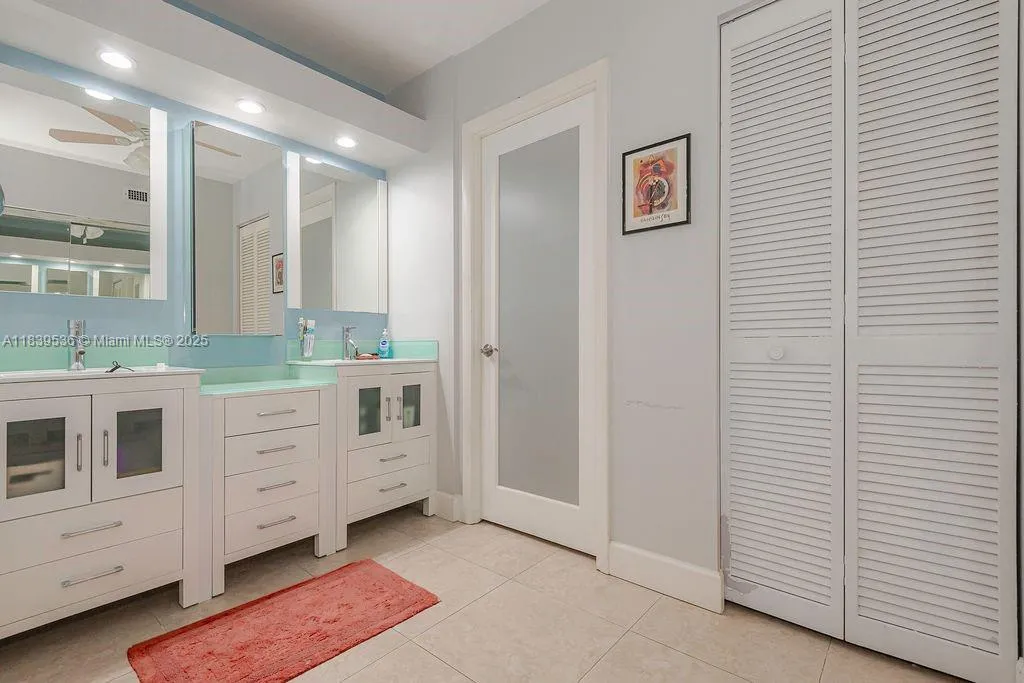 Hollywood, Florida 33021, United States, 2 Bedrooms Bedrooms, ,2 BathroomsBathrooms,Residential,Active,171164