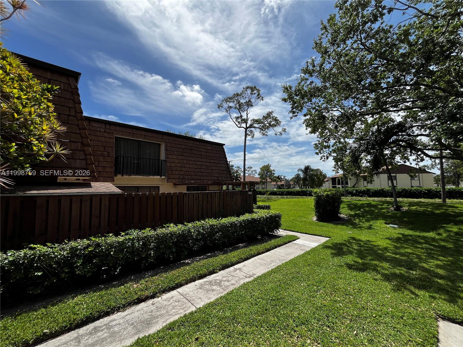 SHERWOOD LAKES - Residential