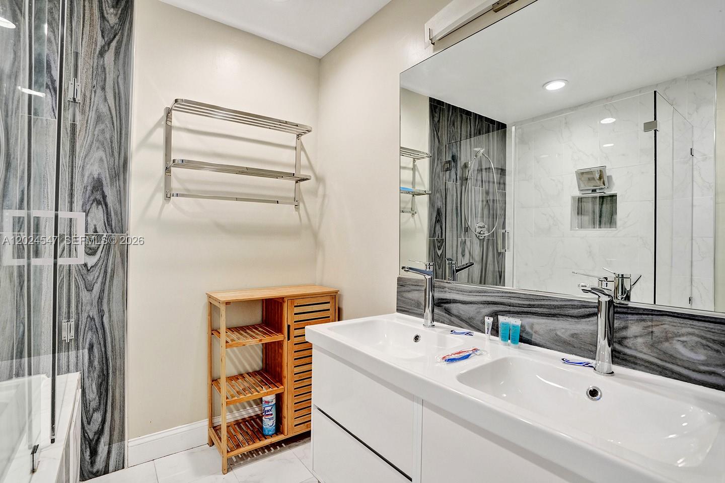 HOLLYWOOD LAKES SECTION - Residential Lease