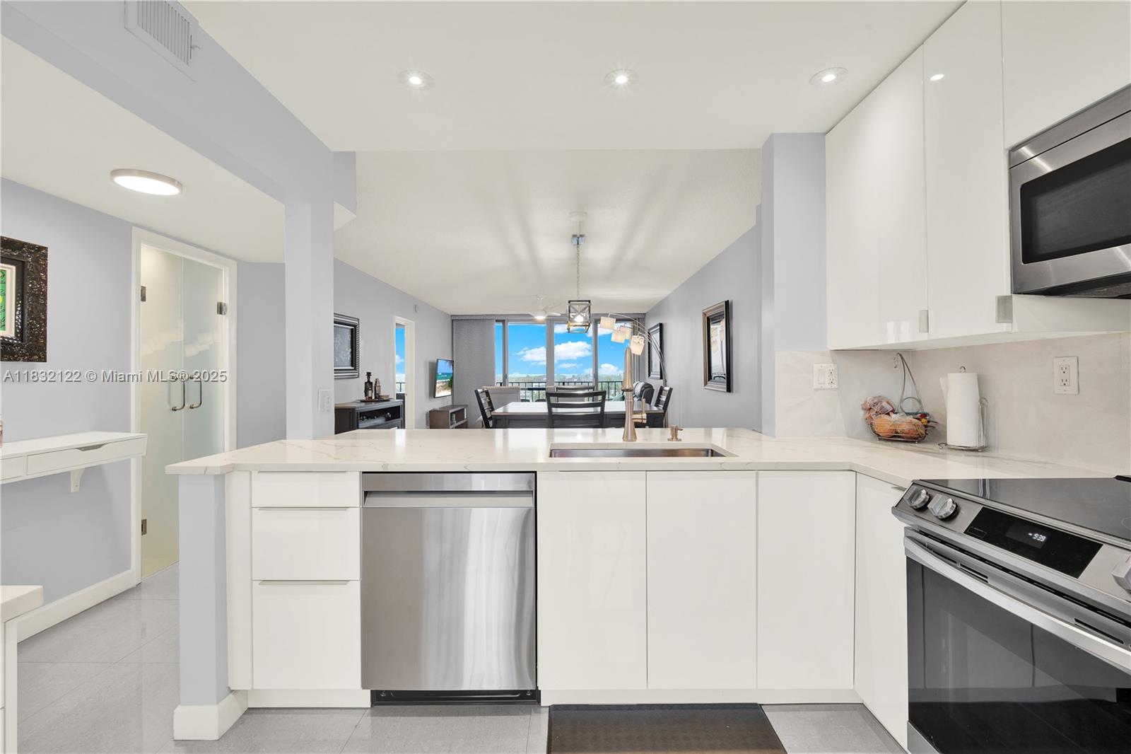 521 N Riverside Dr 707