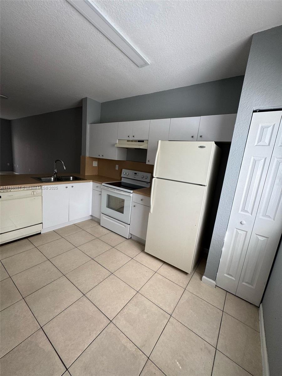 Rental Property at 8821 S Isles Cir, Tamarac, Broward County, Florida - Bedrooms: 2 
Bathrooms: 3  - $2,200 MO.