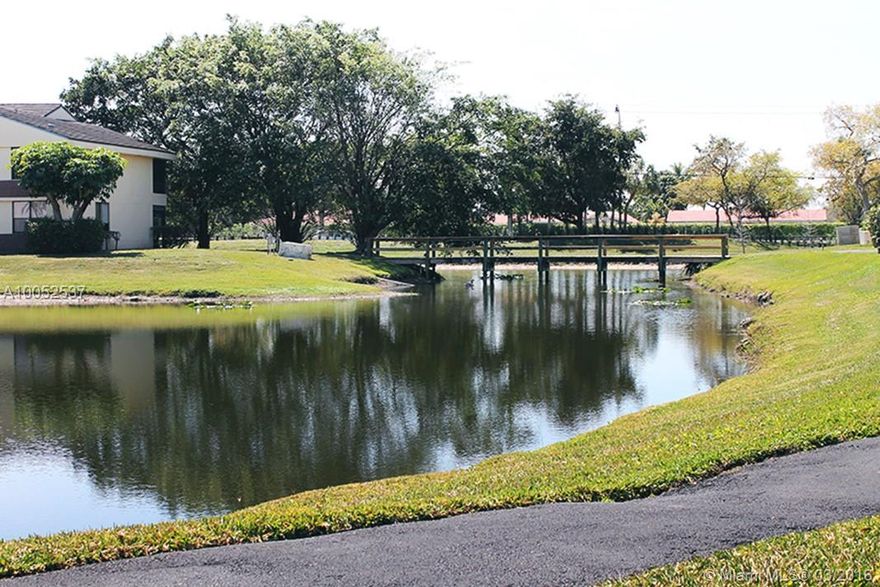 SPECTACULAR 2 BEDROOM, 2 BATH CONDO LOCATED IN DESIRABLE  PLANTATION. UNIT FEATURES HIGH CEILINGS, LARGE MASTER BATH WITH SPACIOUS WALK-IN CLOSET.  SCREENED IN BALCONY OVERLOOKING MATURE TREES AND POOL.  CENTRALLY LOCATED NEAR EXCELLENT SCHOOLS, SHOPPING MALLS, AND RECREATIONAL ACTIVITIES. CLOSE TO ALL MAJOR HIGHWAYS. THE COMMUNITY OFFERS A PARK-LIKE SETTING WITH PONDS, COMMUNITY SWIMMING POOL, TENNIS COURTS, AND COMMUNITY CENTER.  GREAT LOCATION, WON'T LAST!