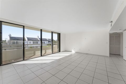 Photo of 441 Valencia Ave #302, Coral Gables, FL 33134 (MLS # A11959093)