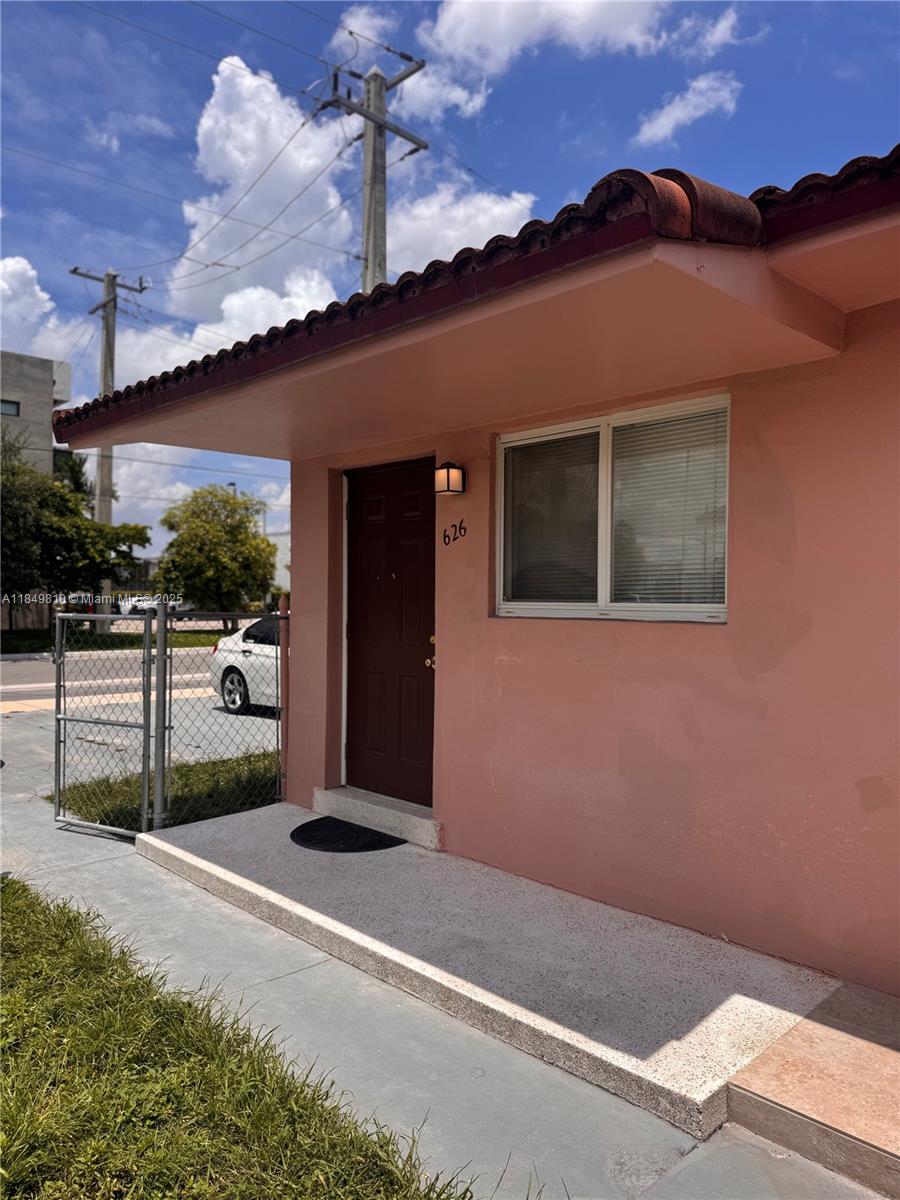 2 bedrooms 1 bath unit duplex. Washer & dryer in unit. Terrazzo floors and very spacious with 4 parking space. Nice patio.