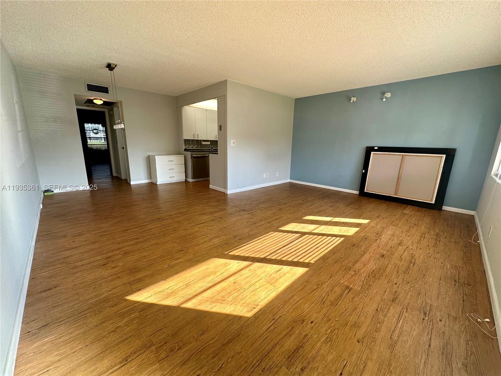 HARWOOD E CONDO - Residential