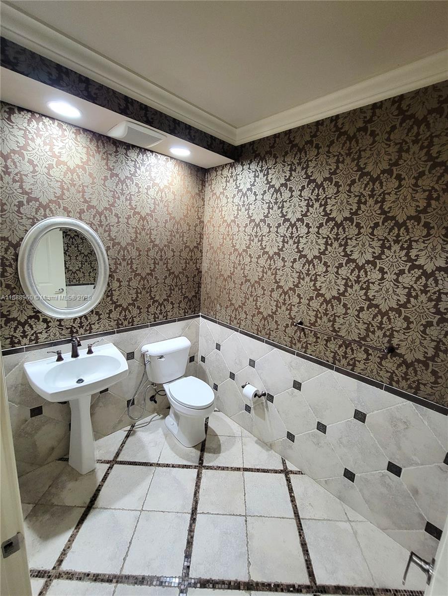 VILLA FLORA CONDO - Residential Lease