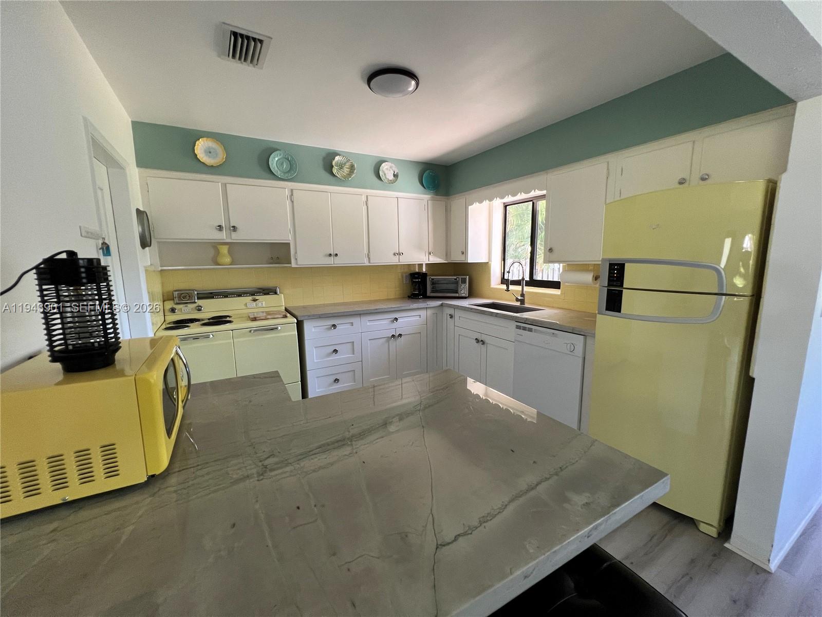 HOLLYWOOD COUNTRY CLUB DI - Residential