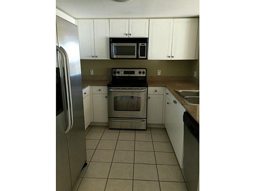 Beautiful 2 bedroom 2 bathroom in the heart of Miami. Steps away from Coral Gables! The unit has a modern white kitchen, stainless steel appliances, fresh paint, clean carpet, and a great view. Lots of natural lights. It is a must see!!