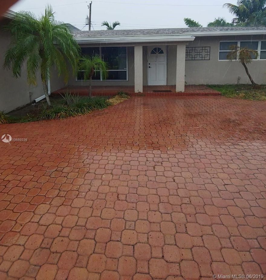 Gorgeous home with a motivated seller. Over 2000 sq. ft. with a pool in a fantastic neighborhood. This home is a gem in this highly desirable area.