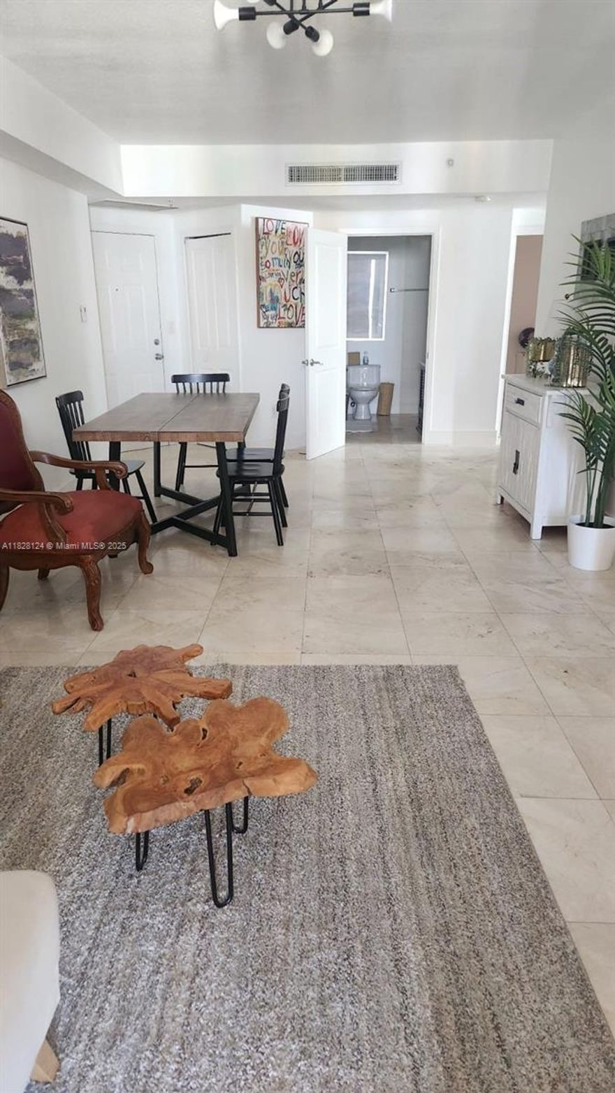 Beautiful and renovated,fully furnished
Amazing views of the ocean,all the amenities
Gym,Pool,Bussines center,valet.
Walk to everywhere
bay\ is half a block away,for walks and relax areas
Building has reserves,and all certification
