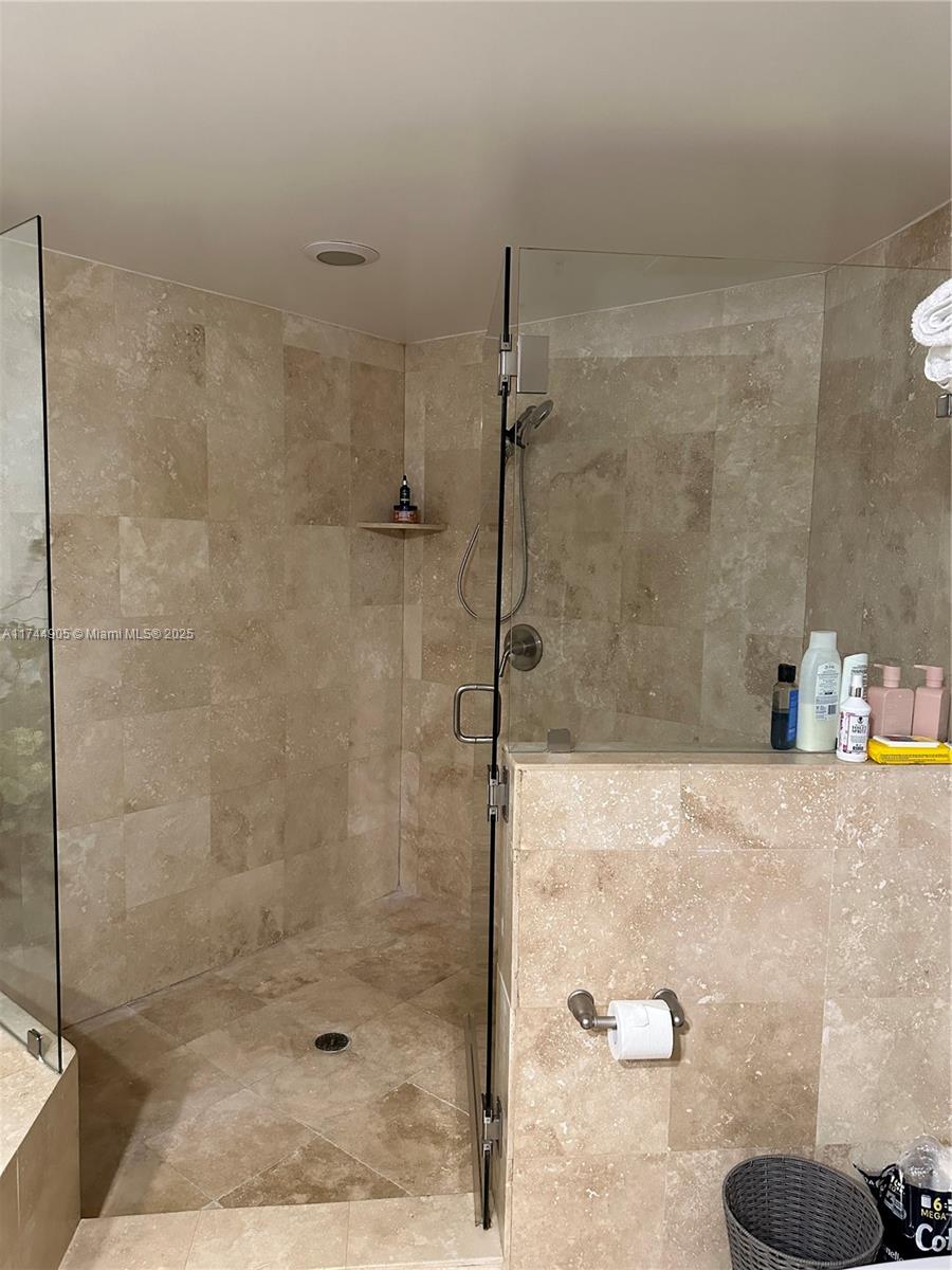 DUO CONDOMINIUM EAST - Residential