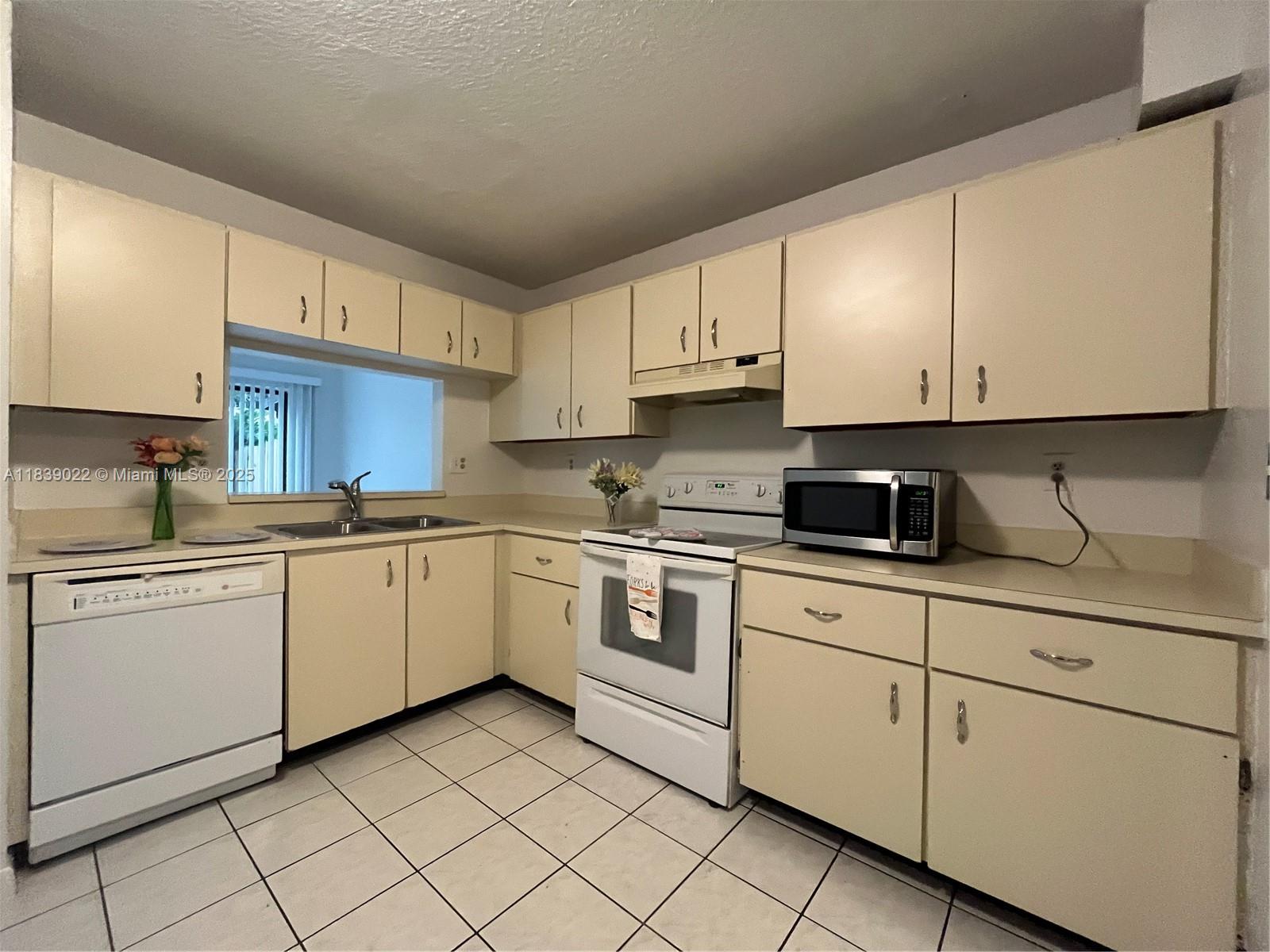 FAIRWAYS OF SUNRISE - Residential Lease