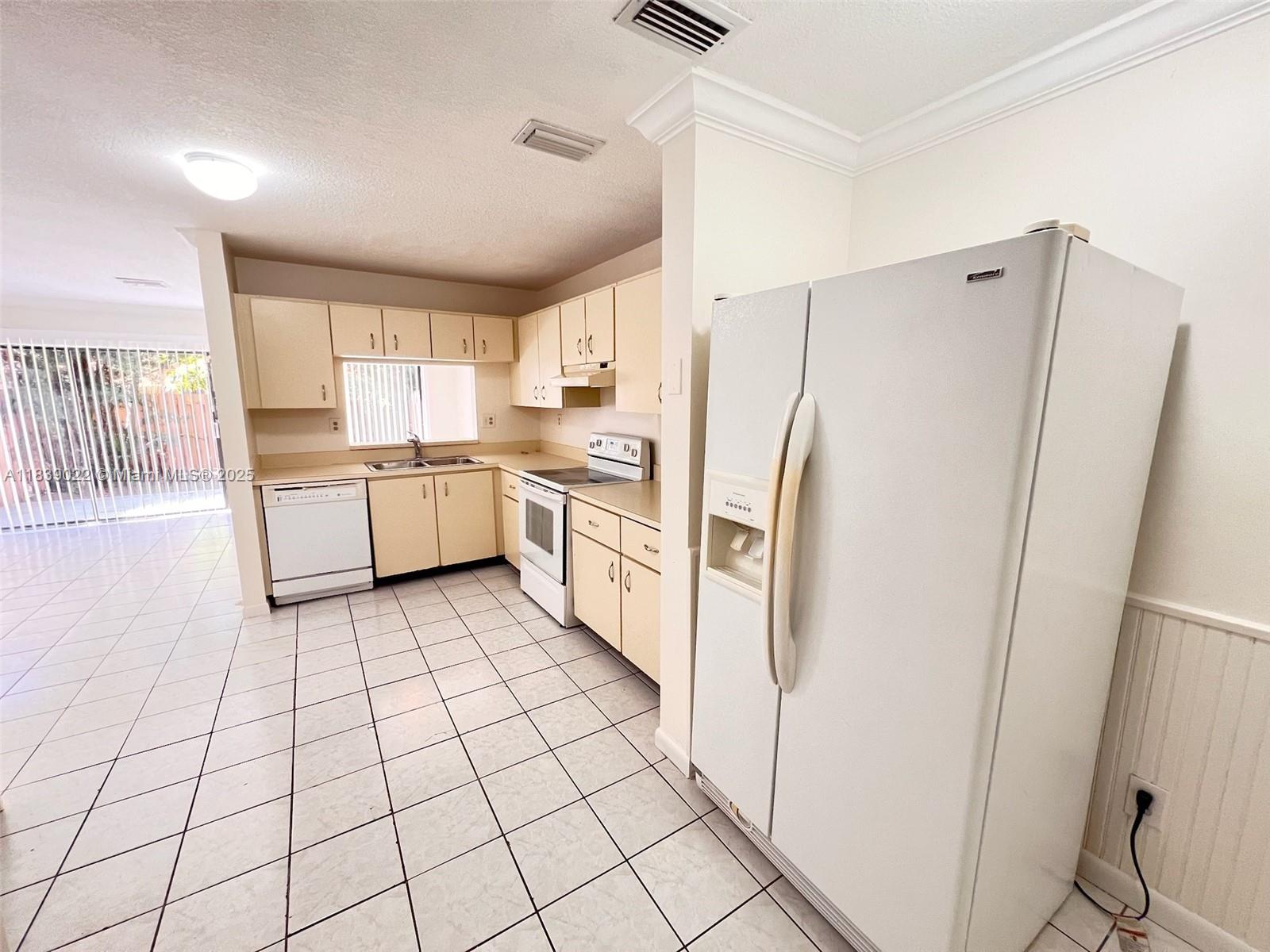 FAIRWAYS OF SUNRISE - Residential Lease