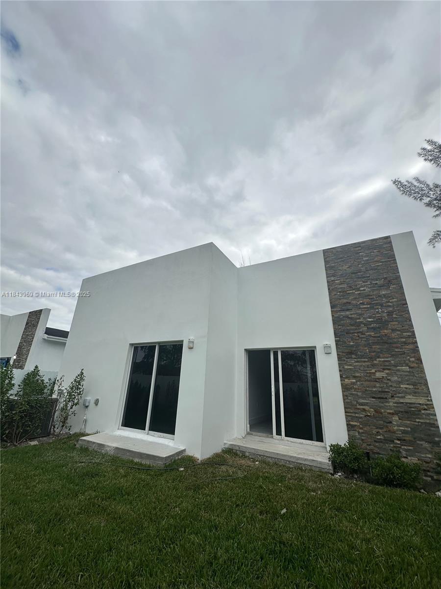READY TO MOVE IN!! NEW CONSTRUCTION MODERN DESIGN SINGLE FAMILY HOME WITH 4 BEDROOMS AND 2.5 BATHROOMS AND LARGE BACKYARD LOCATED IN FORT LAUDERDALE CLOSING TO SHOPPING CENTERS AND MAJOR AVENUES. THIS
BEAUTIFU