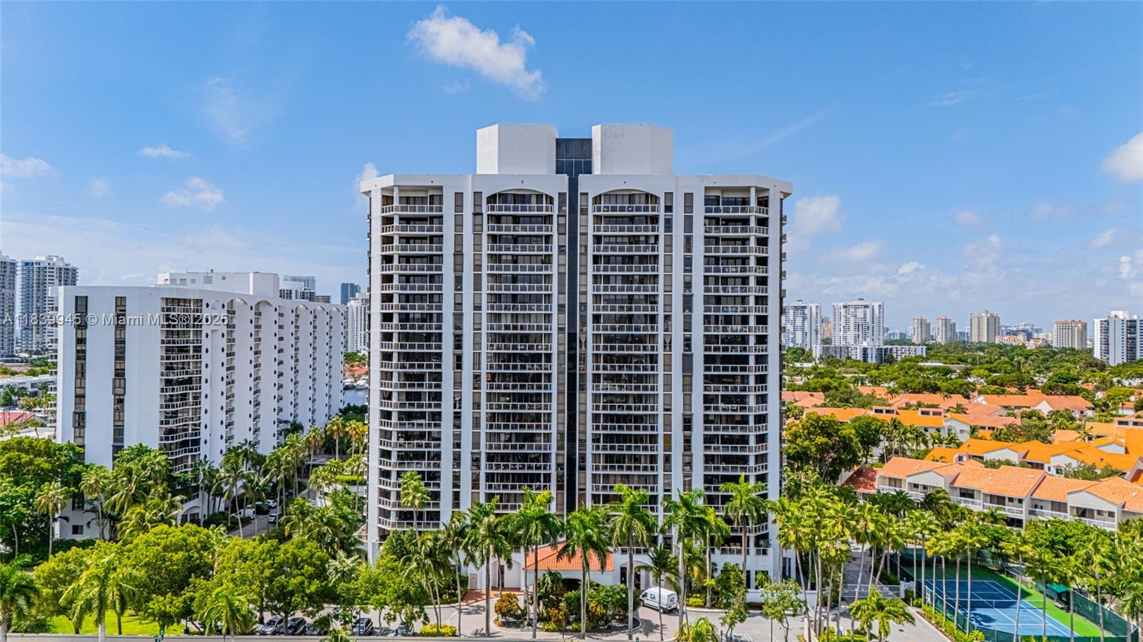 HARBOR TWS AT THE WATERWA - Residential