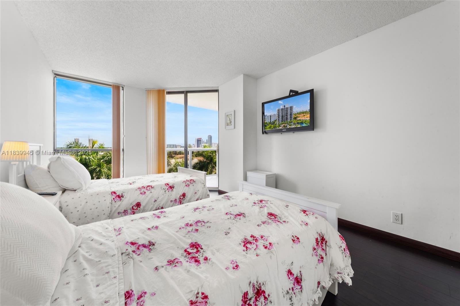 HARBOR TWS AT THE WATERWA - Residential