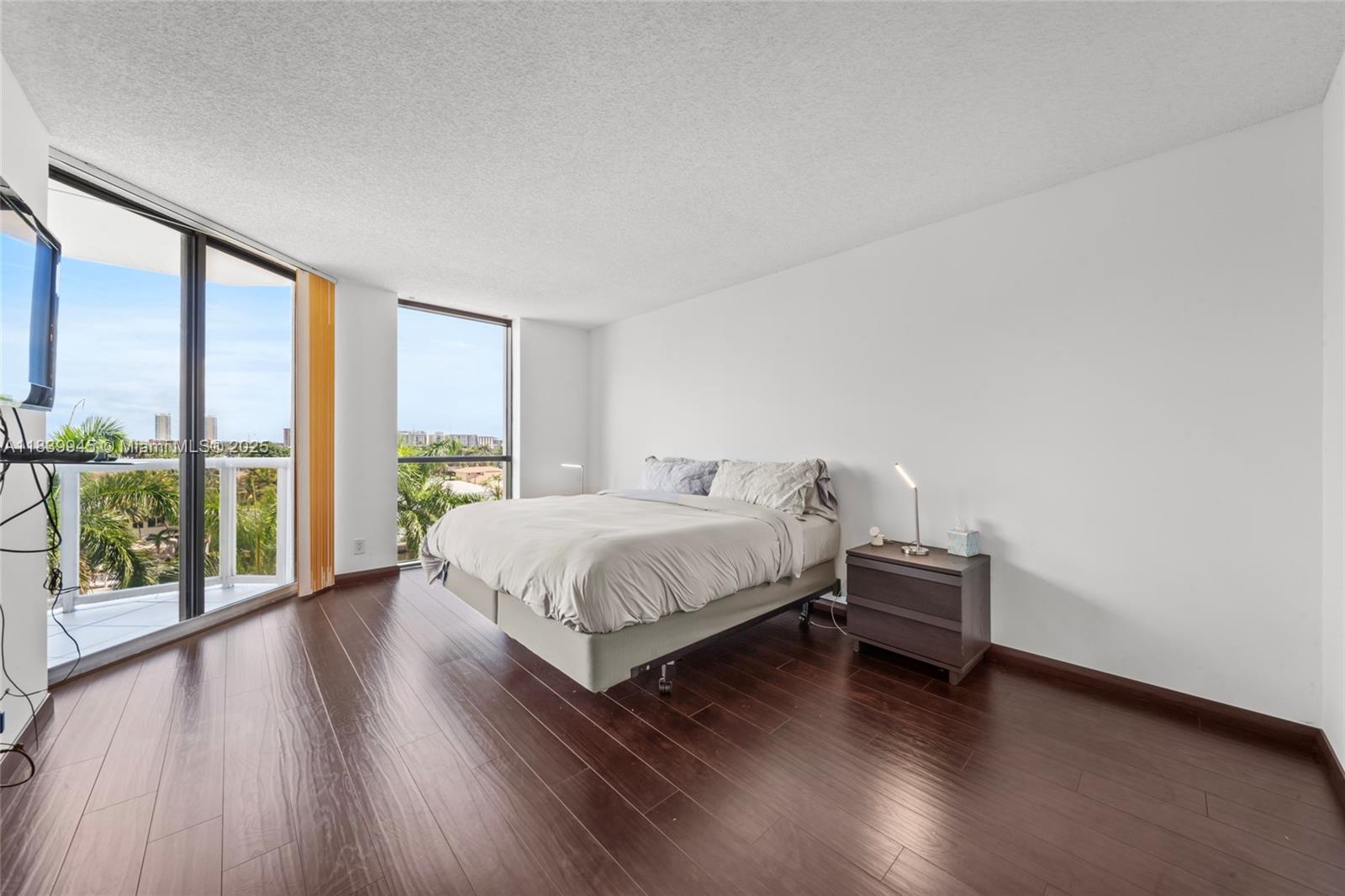 HARBOR TWS AT THE WATERWA - Residential