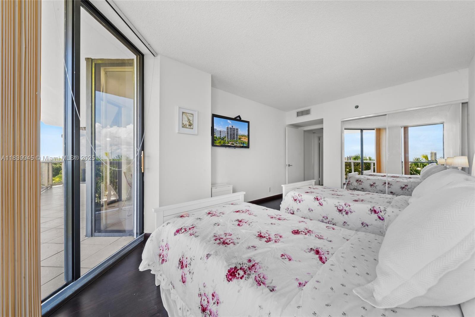 HARBOR TWS AT THE WATERWA - Residential