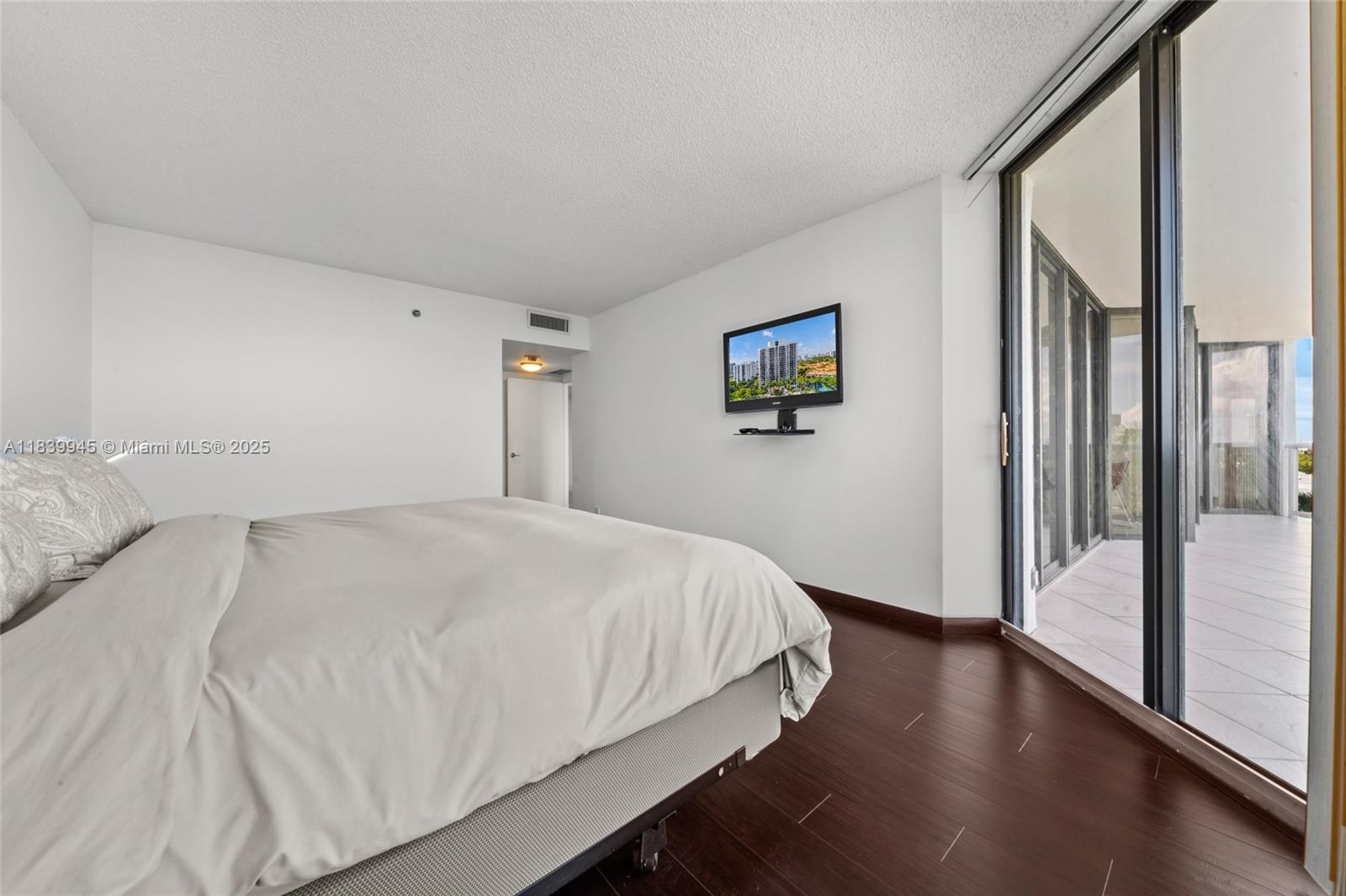 HARBOR TWS AT THE WATERWA - Residential