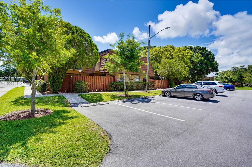 Photo of 1458 N Lawnwood Cir #27c, Fort Pierce, FL 34950 (MLS # A11506241)