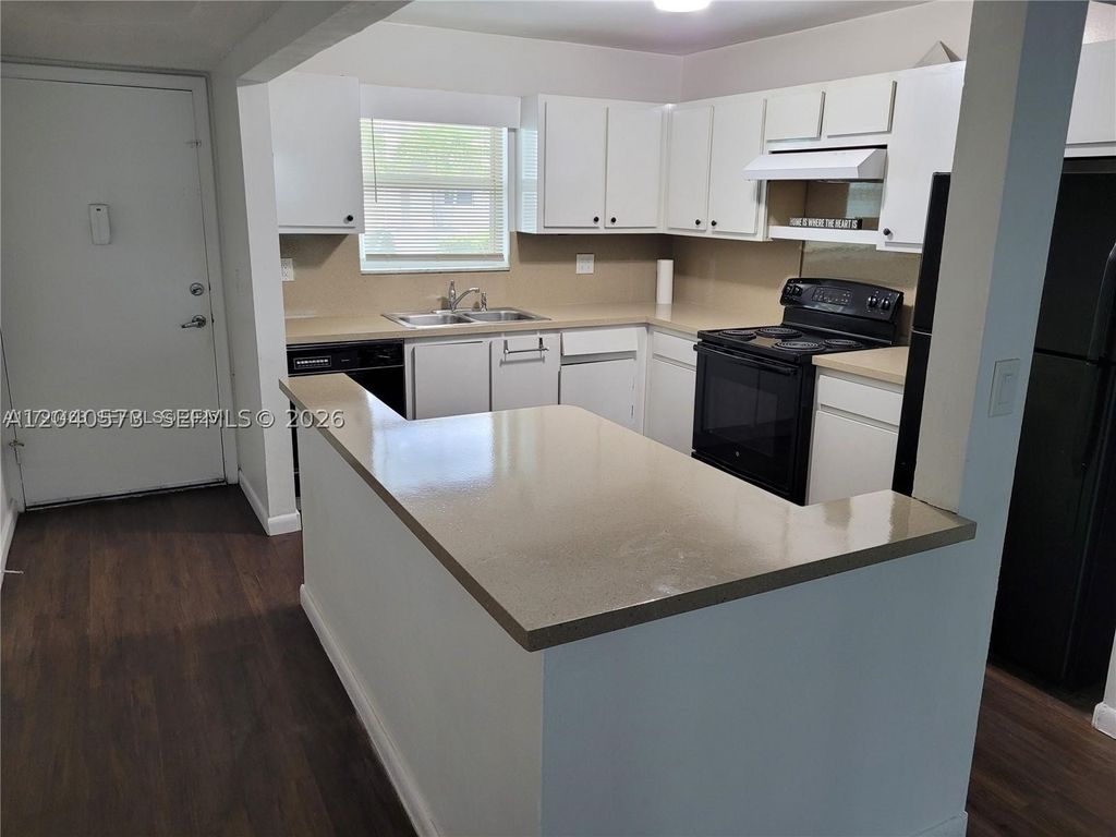Photo of 2832 W Fillmore St #18, Hollywood, FL 33020 (MLS # A12040573)