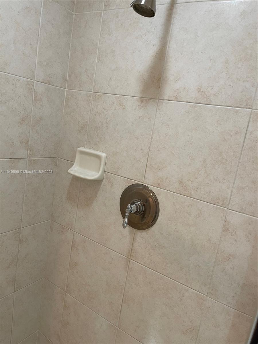 THE OAKS I CONDO - Residential Lease