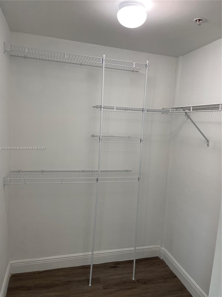 THE OAKS I CONDO - Residential Lease