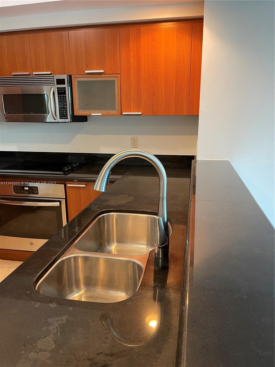 THE OAKS I CONDO - Residential Lease