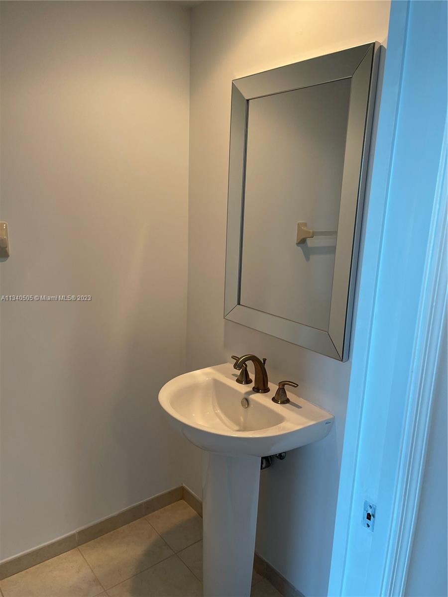 THE OAKS I CONDO - Residential Lease