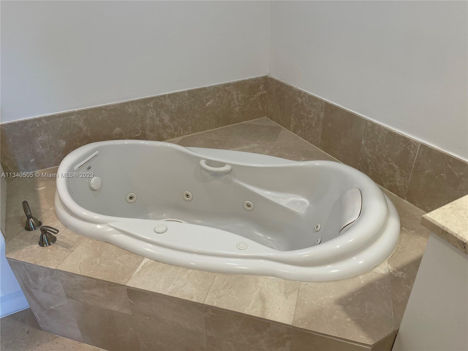 THE OAKS I CONDO - Residential Lease