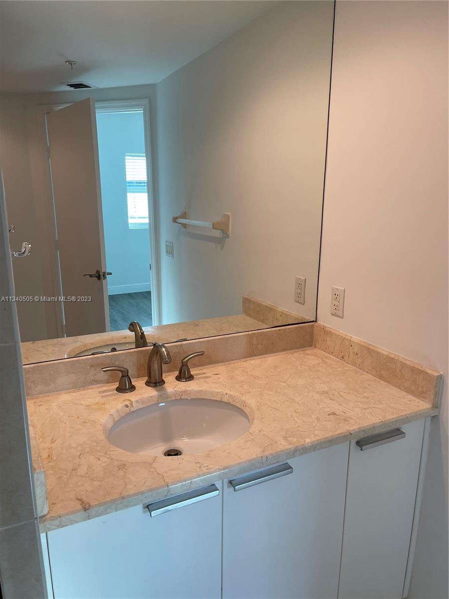 THE OAKS I CONDO - Residential Lease