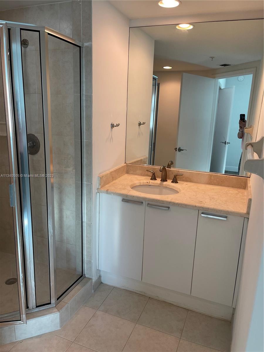 THE OAKS I CONDO - Residential Lease