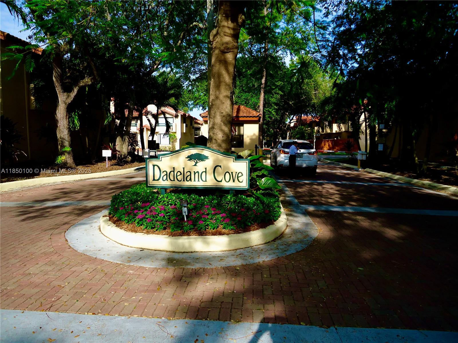 2 Bed/1.5 Bath 2-story Townhome in Dedeland Cove gated community,Half a block from Whole Foods/Target
Minutes from Busway and Dade Metro station.Washer and dryer in the unit,Cable tv included,2 parking spaces in front of the unit, community pool.Please call agent 305 7933079 for showing