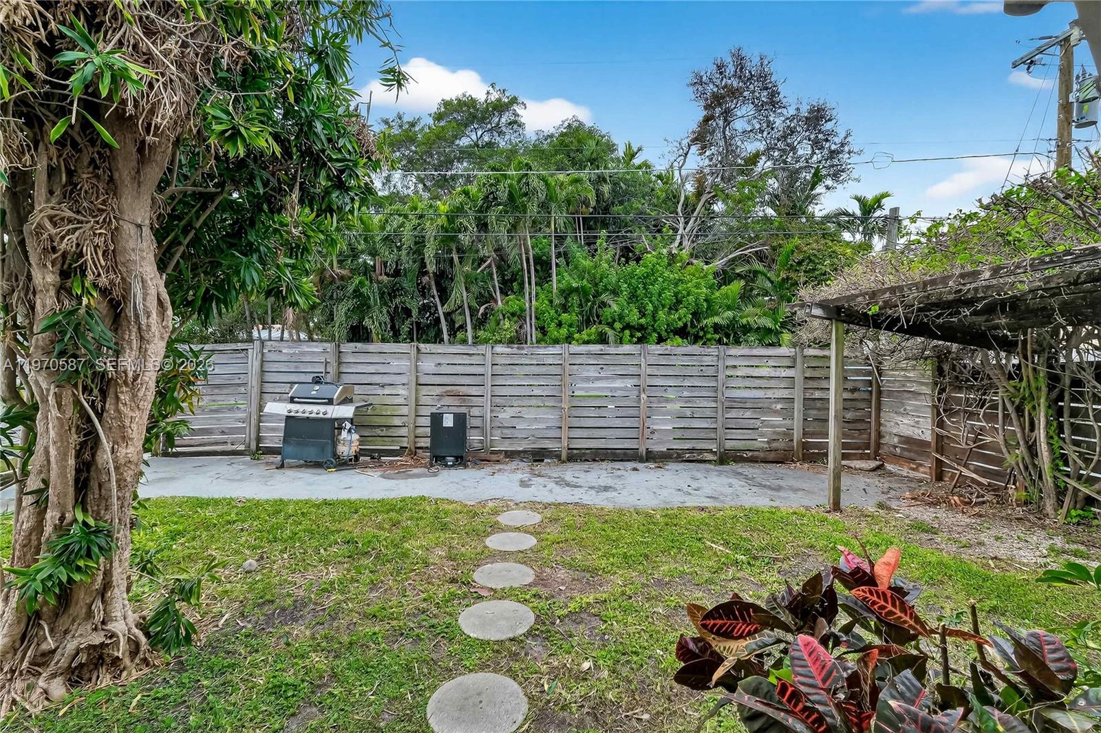 EL JARDIN - Residential Income