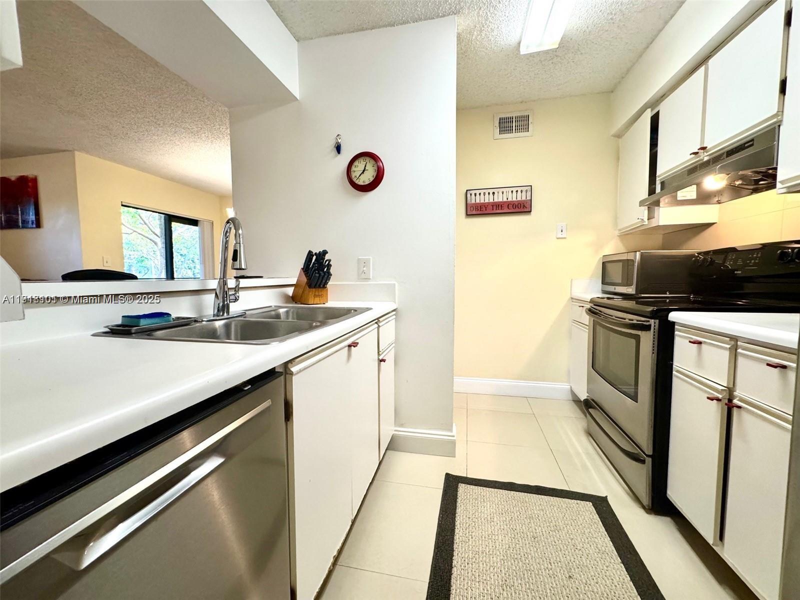 HOLLYWOOD PARC CONDOMINIU - Residential Lease