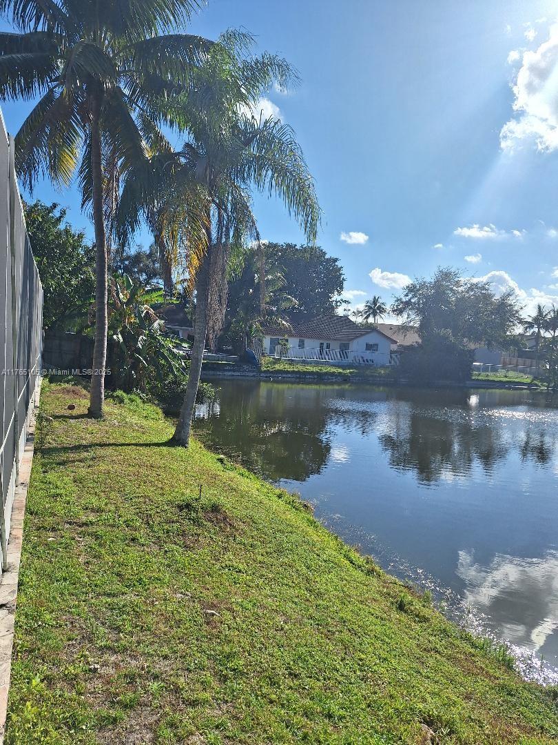 FOUR PALM LAKES AT PEMBRO - Residential