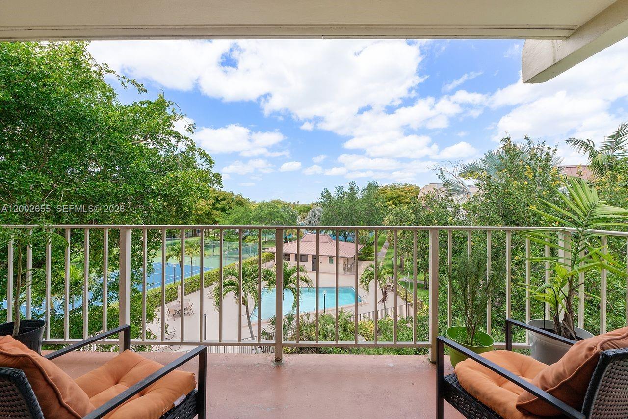 VILLAGE AT THE FALLS COND - Residential