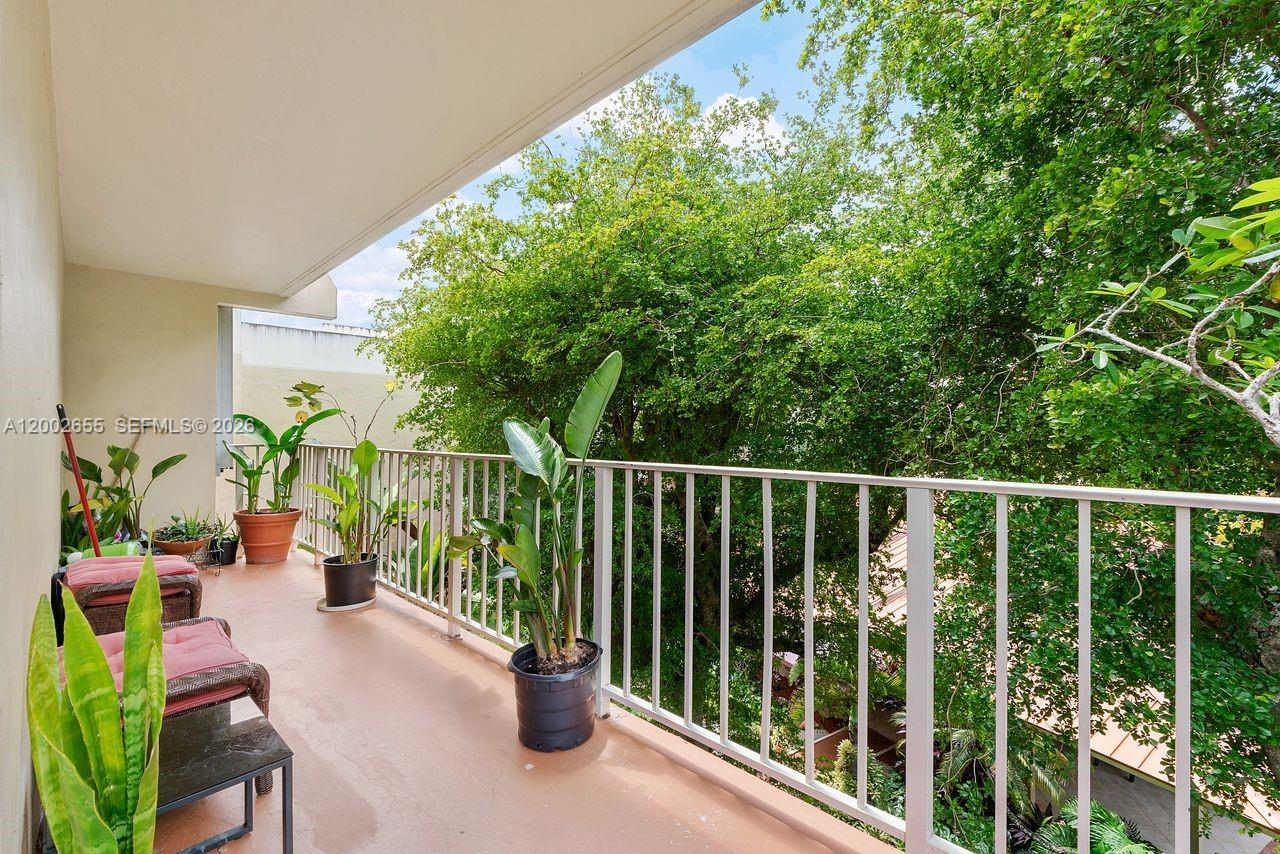 VILLAGE AT THE FALLS COND - Residential