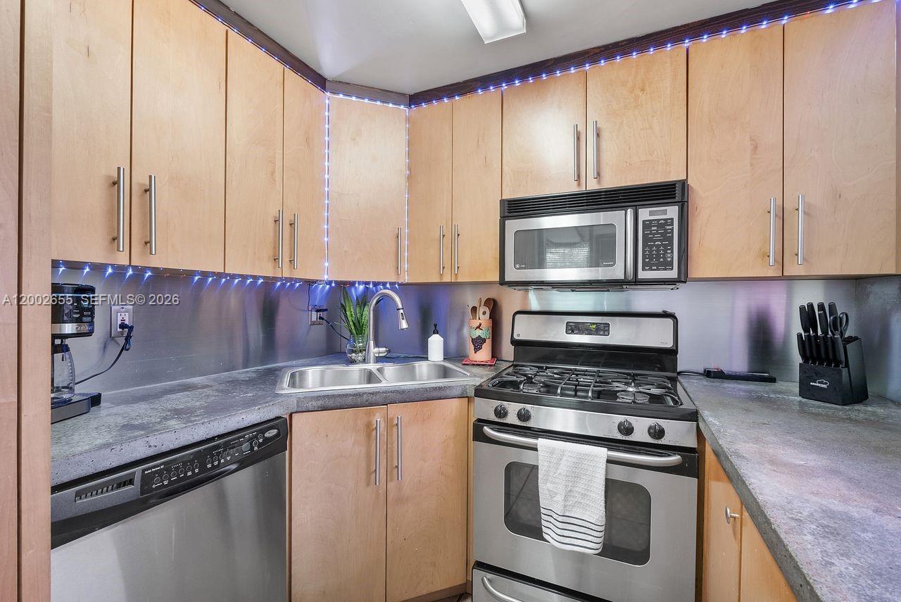 VILLAGE AT THE FALLS COND - Residential